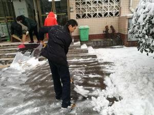 校医院积极做好自扫门前雪的工作