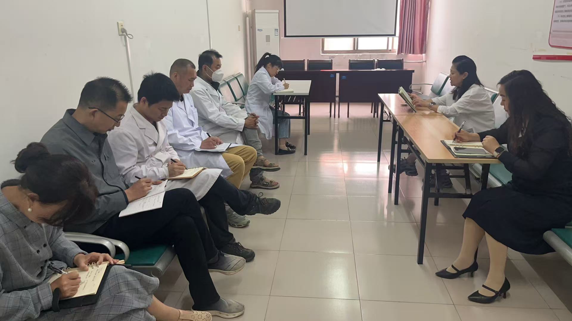 校医院党支部开展以案促改专题研讨会
